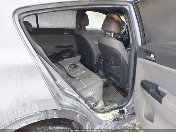KNDPNCAC2H7105569 2017 KIA SPORTAGE - Image 8
