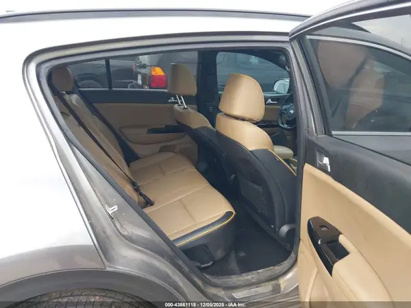 KNDPR3A63J7359070 2018 KIA SPORTAGE - Image 8