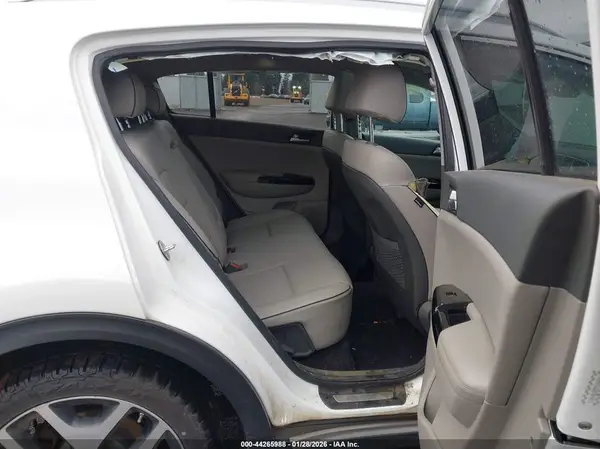 KNDPRCA62H7096015 2017 KIA SPORTAGE - Image 8