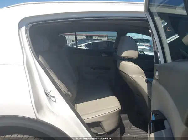 KNDPRCA63H7077215 2017 KIA SPORTAGE - Image 8
