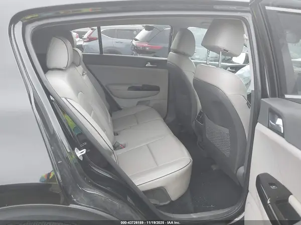 KNDPRCA64H7067678 2017 KIA SPORTAGE - Image 8