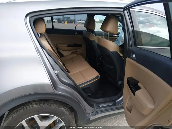 KNDPRCA69H7132041 2017 KIA SPORTAGE - Image 8