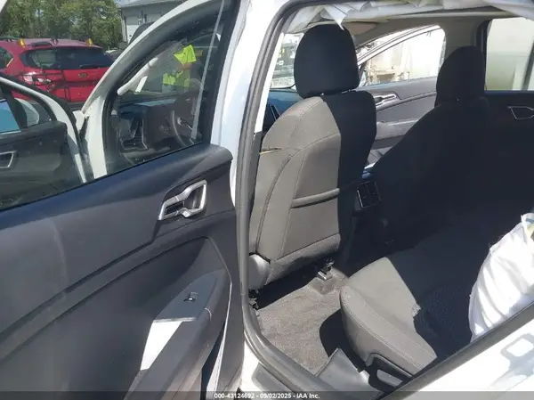 KNDPUCDF3S7352910 2025 KIA SPORTAGE - Image 8