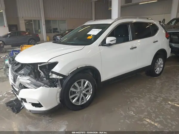 KNMAT2MT1HP561337 2017 NISSAN ROGUE - Image 2