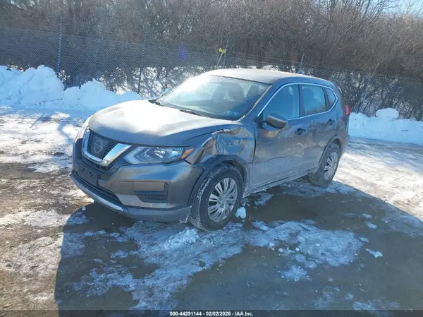 KNMAT2MT1HP585461 2017 NISSAN ROGUE - Image 2