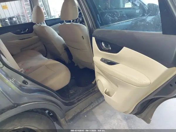 KNMAT2MT1HP600038 2017 NISSAN ROGUE - Image 8