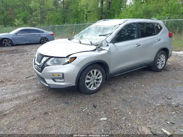 KNMAT2MT1HP610648 2017 NISSAN ROGUE - Image 2