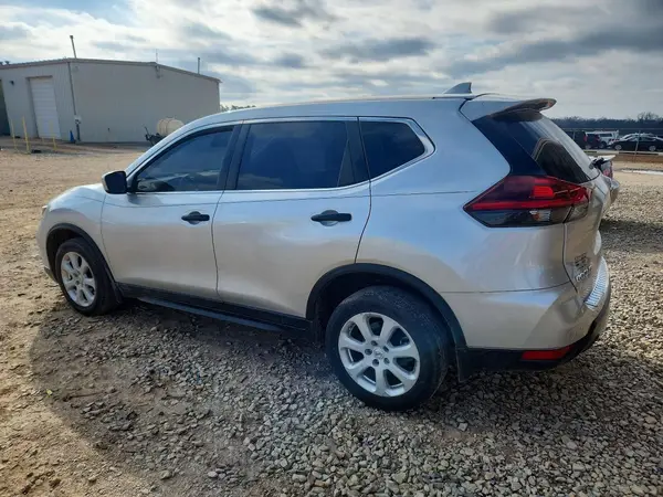 KNMAT2MT1JP605858 2018 NISSAN ROGUE - Image 2