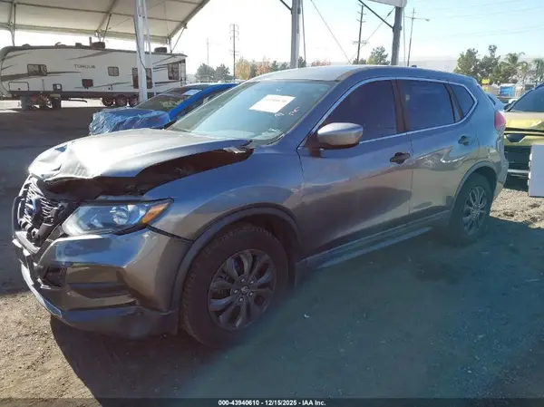 KNMAT2MT2HP524460 2017 NISSAN ROGUE - Image 2