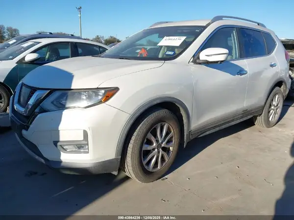 KNMAT2MT2HP593861 2017 NISSAN ROGUE - Image 2