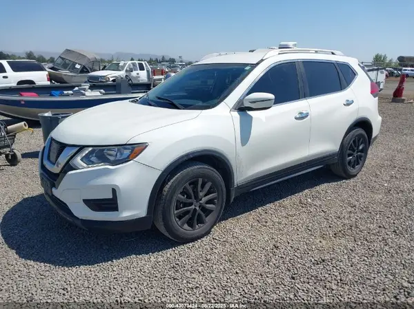 KNMAT2MT2HP608584 2017 NISSAN ROGUE - Image 2