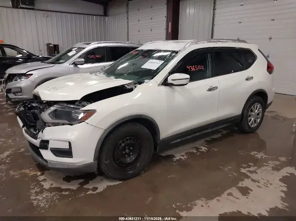 KNMAT2MT3HP576793 2017 NISSAN ROGUE - Image 2