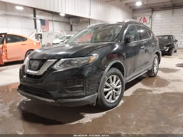 KNMAT2MT3HP589303 2017 NISSAN ROGUE - Image 2