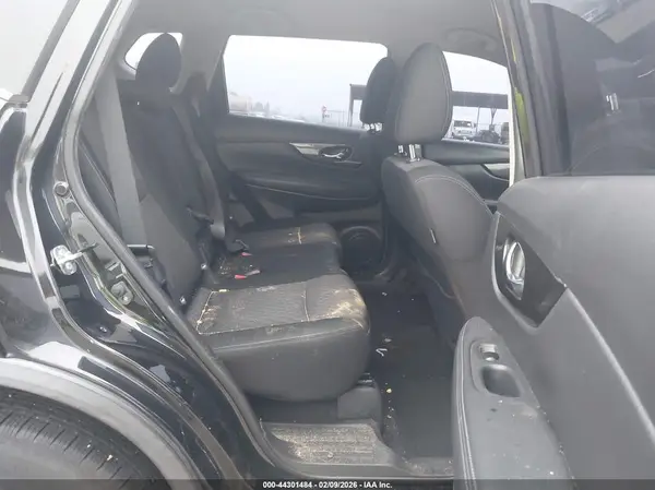 KNMAT2MT3HP615883 2017 NISSAN ROGUE - Image 8