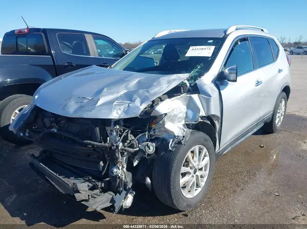 KNMAT2MT3JP506085 2018 NISSAN ROGUE - Image 2