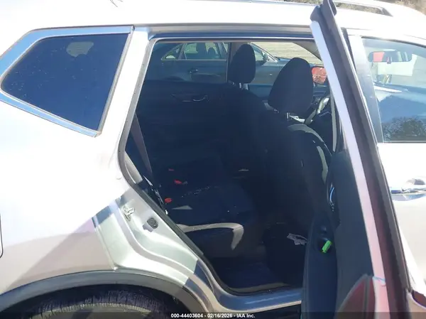 KNMAT2MT3JP516681 2018 NISSAN ROGUE - Image 8
