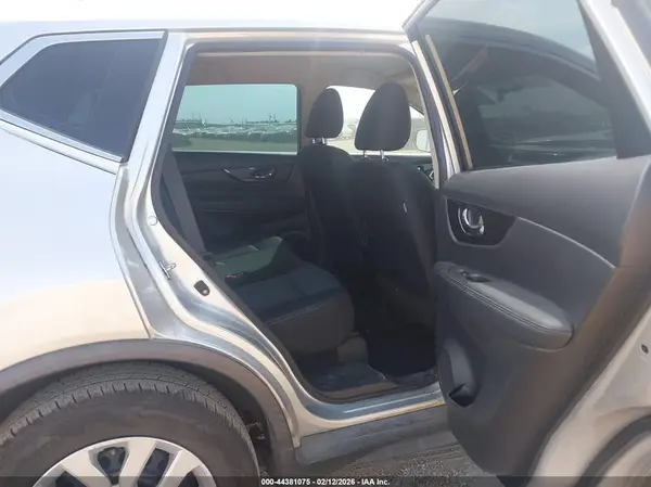 KNMAT2MT3JP575813 2018 NISSAN ROGUE - Image 8