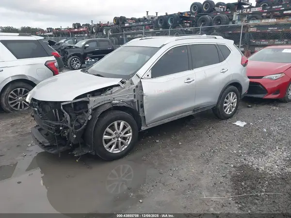 KNMAT2MT4HP615875 2017 NISSAN ROGUE - Image 2