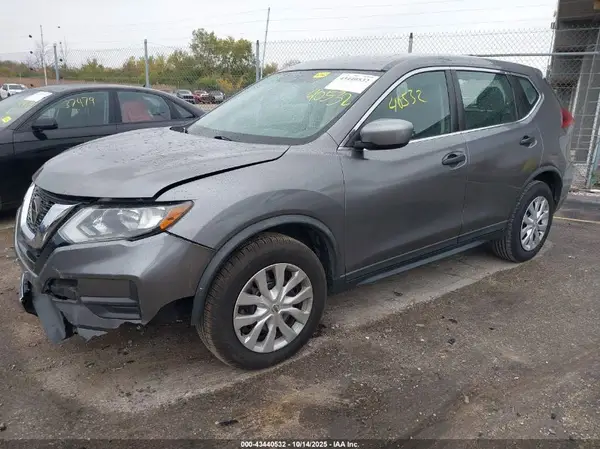 KNMAT2MT4JP500781 2018 NISSAN ROGUE - Image 2