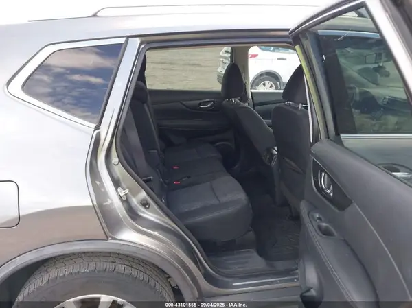 KNMAT2MT4JP519699 2018 NISSAN ROGUE - Image 8