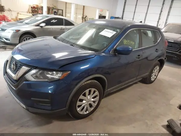 KNMAT2MT4JP560334 2018 NISSAN ROGUE - Image 2