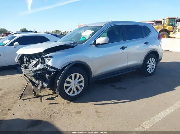 KNMAT2MT4JP560561 2018 NISSAN ROGUE - Image 2