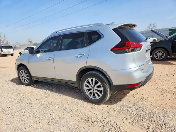KNMAT2MT4JP573925 2018 NISSAN ROGUE - Image 2