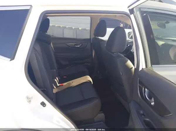 KNMAT2MT5HP607042 2017 NISSAN ROGUE - Image 8