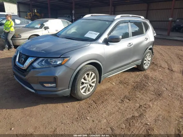 KNMAT2MT5HP609485 2017 NISSAN ROGUE - Image 2