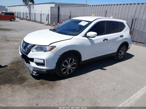 KNMAT2MT6HP560622 2017 NISSAN ROGUE - Image 2