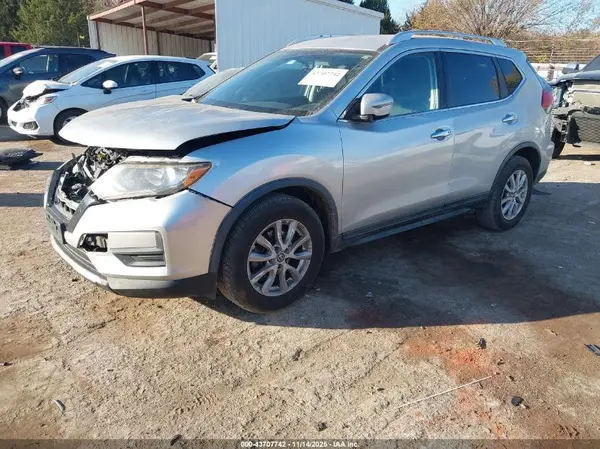 KNMAT2MT6HP587917 2017 NISSAN ROGUE - Image 2