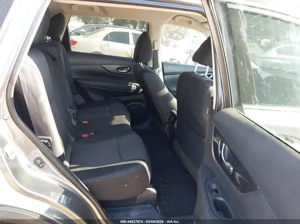 KNMAT2MT6HP609575 2017 NISSAN ROGUE - Image 8