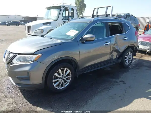 KNMAT2MT6HP618390 2017 NISSAN ROGUE - Image 2
