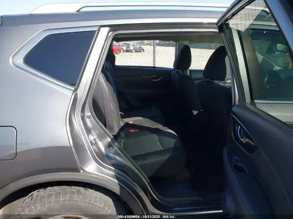 KNMAT2MT6HP618390 2017 NISSAN ROGUE - Image 8