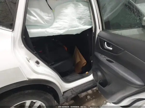 KNMAT2MT6JP525875 2018 NISSAN ROGUE - Image 8