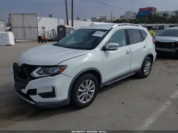 KNMAT2MT6JP587597 2018 NISSAN ROGUE - Image 2