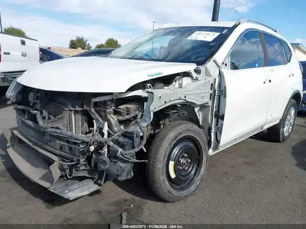 KNMAT2MT6JP619142 2018 NISSAN ROGUE - Image 2