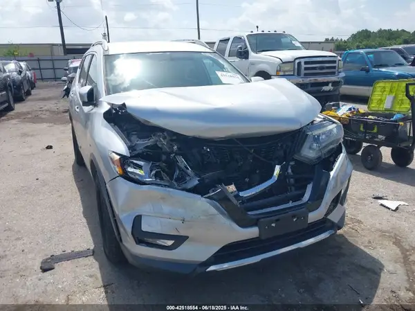 KNMAT2MT7HP573394 2017 NISSAN ROGUE - Image 1