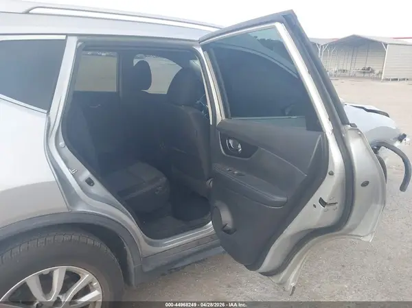 KNMAT2MT7HP611576 2017 NISSAN ROGUE - Image 8