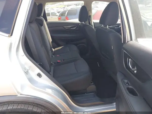KNMAT2MT7JP610093 2018 NISSAN ROGUE - Image 8
