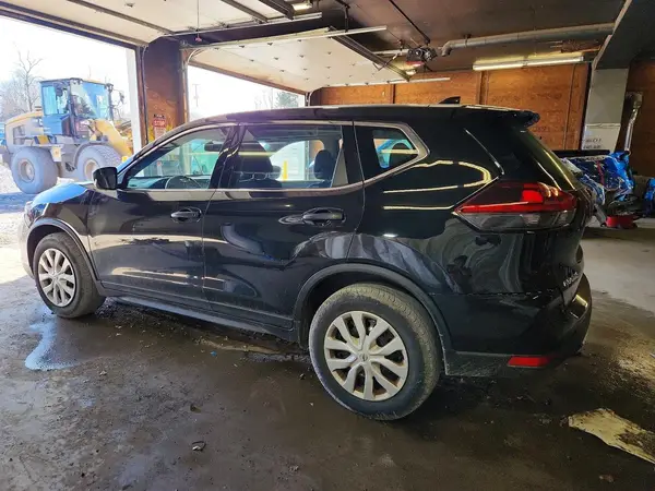 KNMAT2MT8HP502401 2017 NISSAN ROGUE - Image 2
