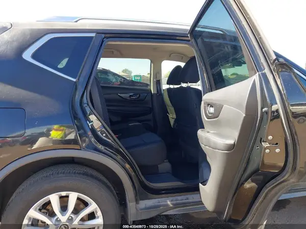 KNMAT2MT8HP508666 2017 NISSAN ROGUE - Image 8