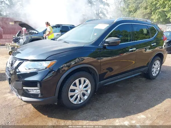 KNMAT2MT8HP519070 2017 NISSAN ROGUE - Image 2