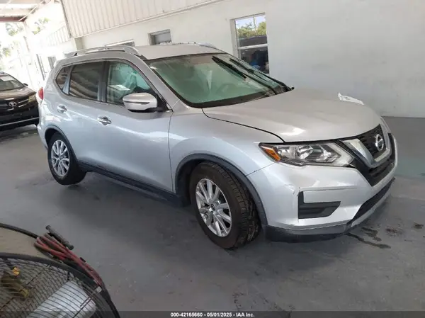 KNMAT2MT8HP524947 2017 NISSAN ROGUE - Image 1