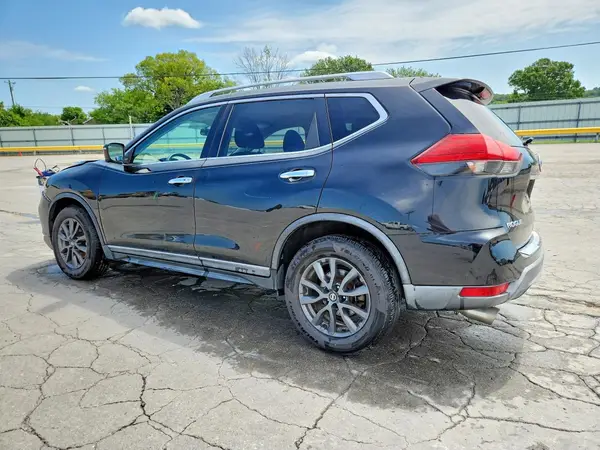 KNMAT2MT8HP570438 2017 NISSAN ROGUE - Image 2
