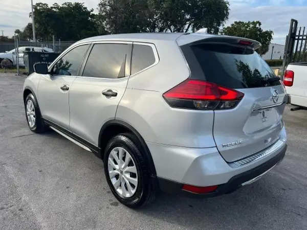KNMAT2MT8HP577261 2017 NISSAN ROGUE - Image 2