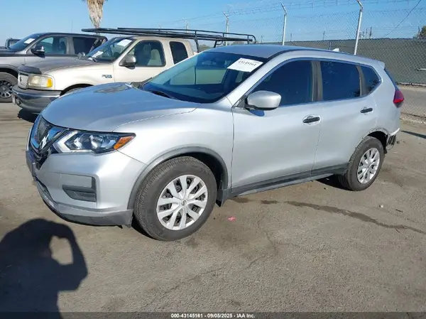 KNMAT2MT8HP579124 2017 NISSAN ROGUE - Image 2