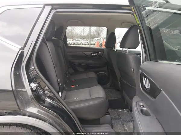 KNMAT2MT8HP586221 2017 NISSAN ROGUE - Image 8