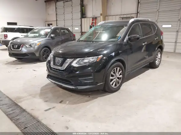KNMAT2MT8HP601073 2017 NISSAN ROGUE - Image 2