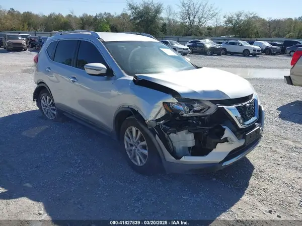 KNMAT2MT8JP570011 2018 NISSAN ROGUE - Image 1